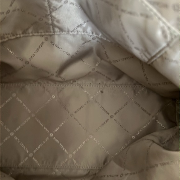 Michael Kors Evie Large Hobo - Picture 13 of 16